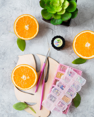 Стразы, кристаллы, бульонки, рамки легко зафиксировать клей гелем от Eco Nails.